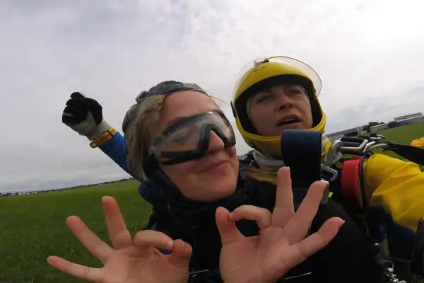 tandem skydive lower austria fromberg pink boogie voucher gift card present skydiving 4300m altitude action